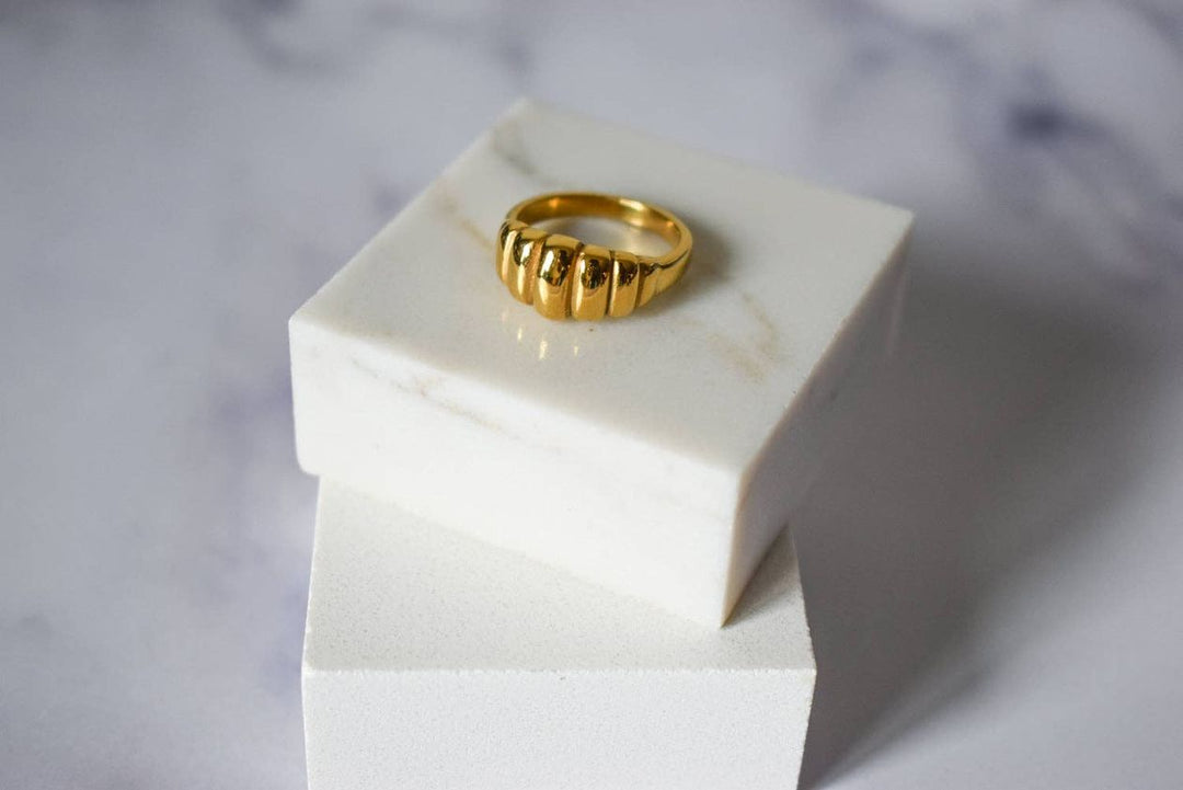 TNT LOVESEAT RING