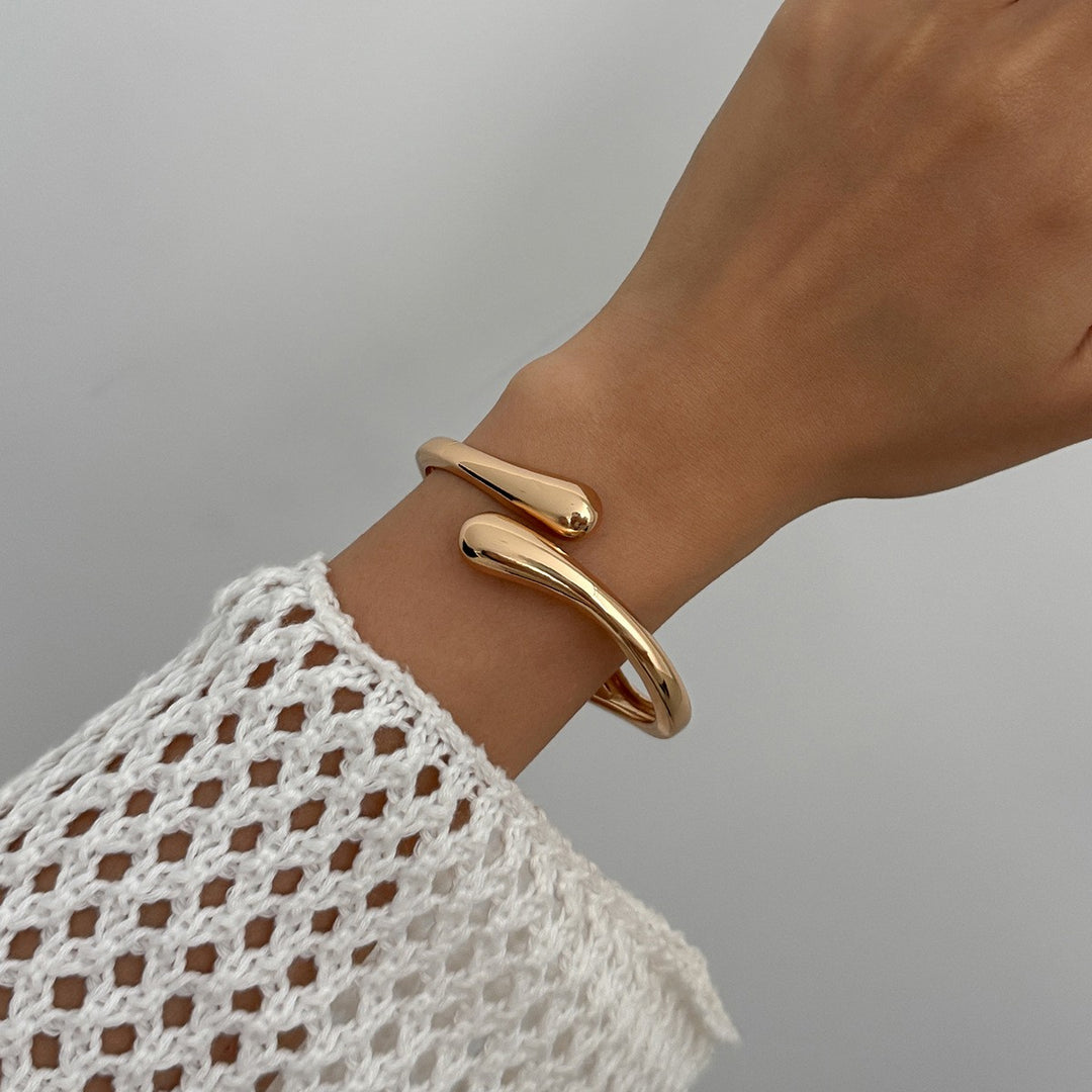 SCULPTED TEARDROP BANGLE