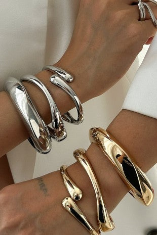 SCULPTED TEARDROP BANGLE