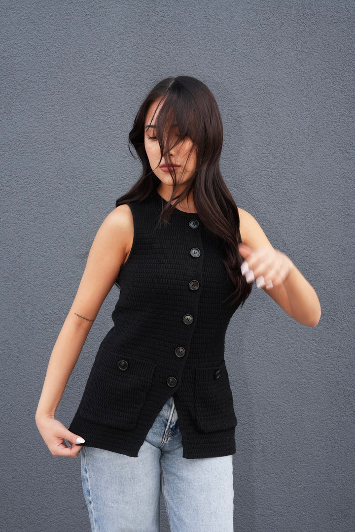 KYNDRA SLEEVELESS KNIT CARDIGAN