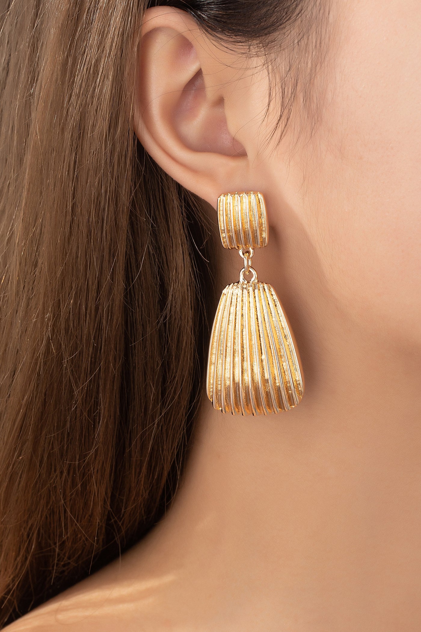 SHELL TEXTURED DROP EARRINGS