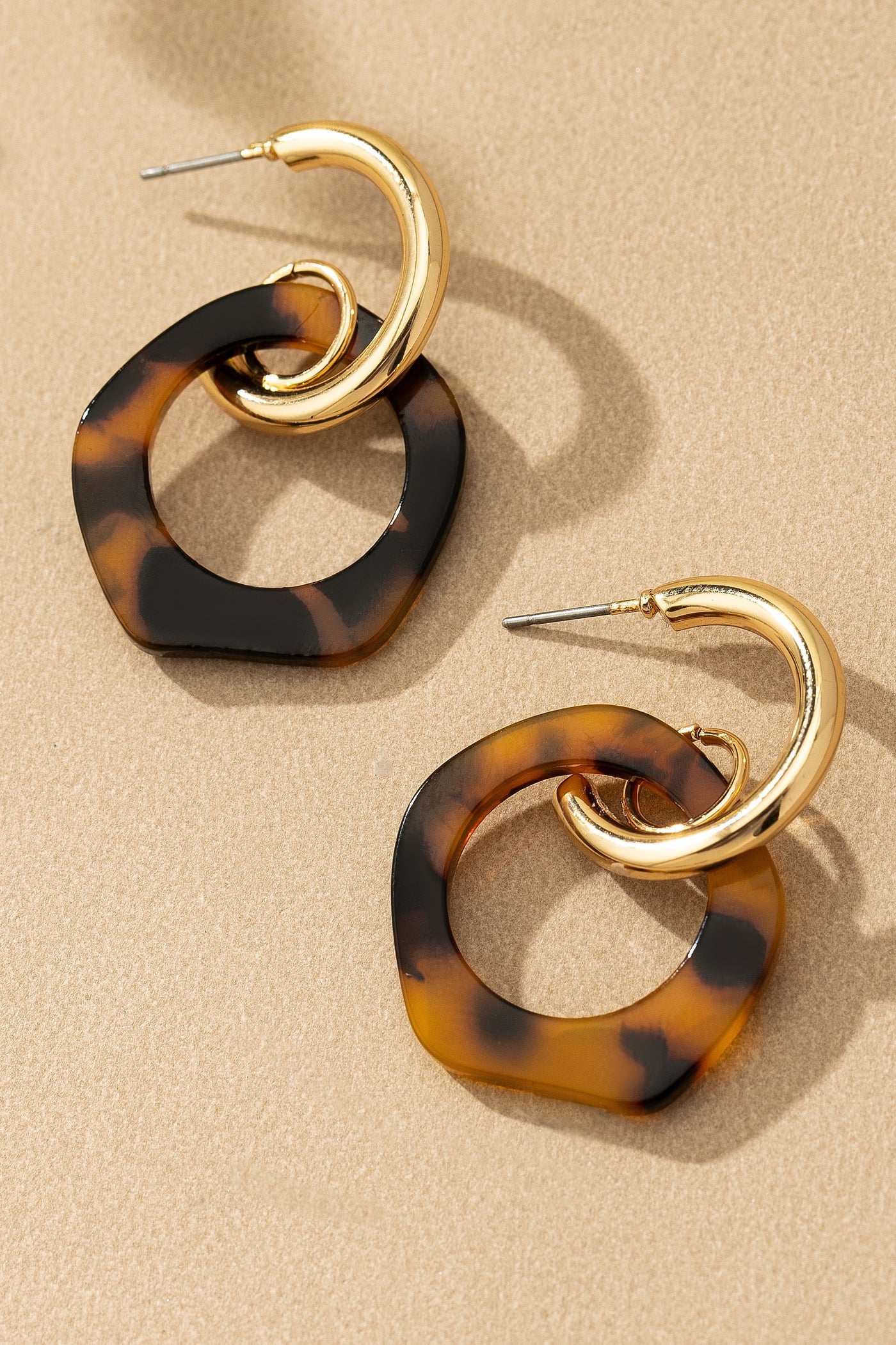 ACETATE DANGLING HOOP EARRINGS