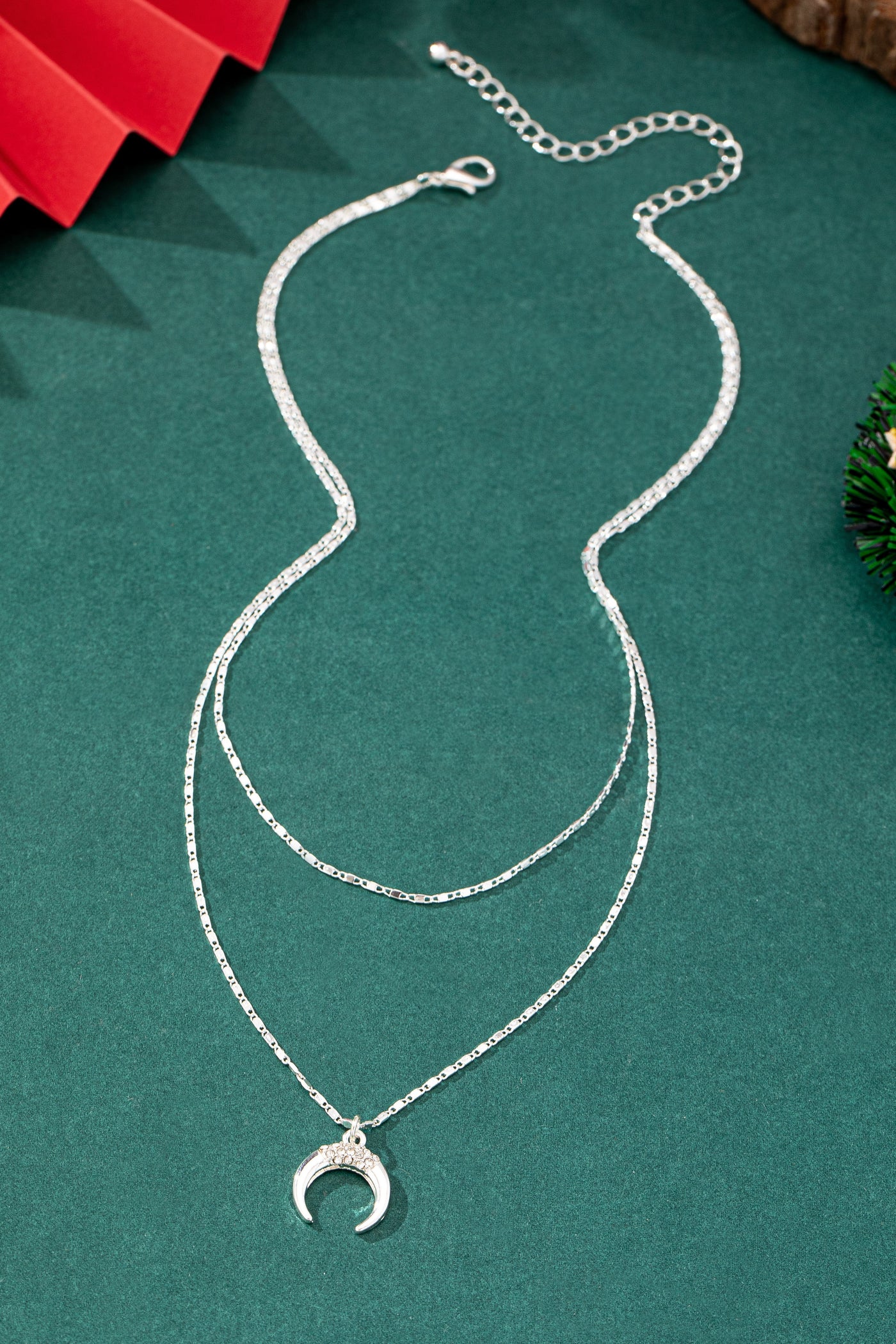 CHIC CRESCENT MOON NECKLACE