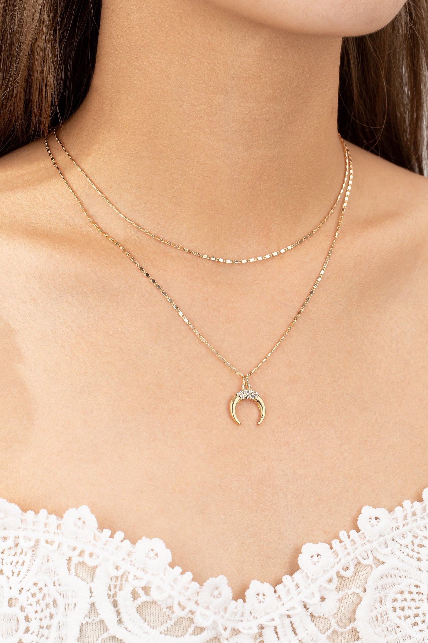 CHIC CRESCENT MOON NECKLACE