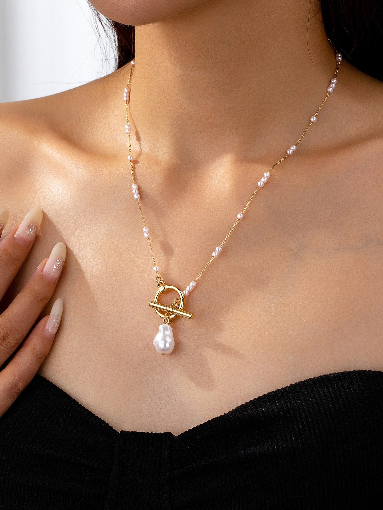 PEARL STATION TOGGLE NECKLACE