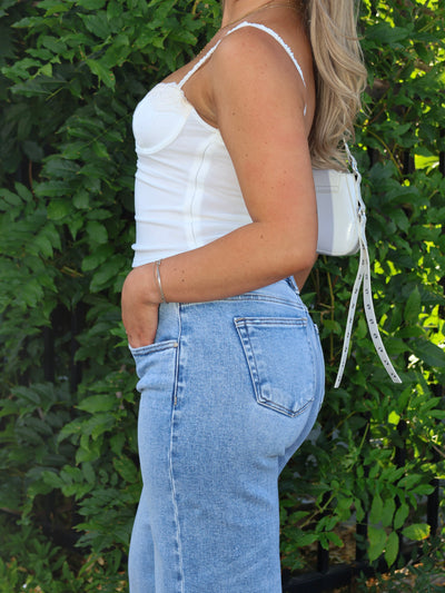 RISEN LOW RISE JEANS