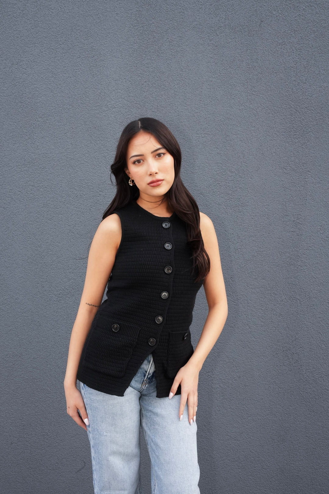 KYNDRA SLEEVELESS KNIT CARDIGAN